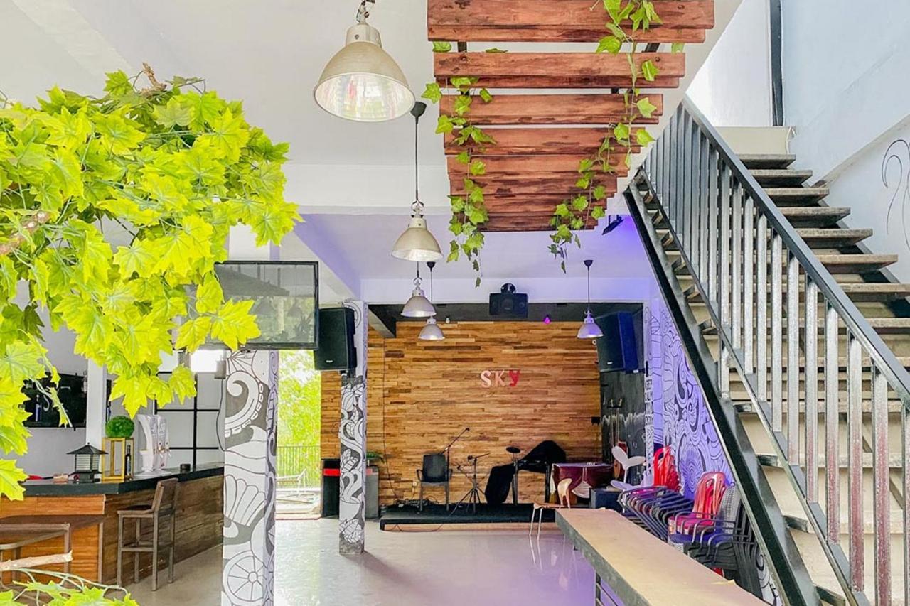 Sky Residence Tomohon Mitra Reddoorz Extérieur photo