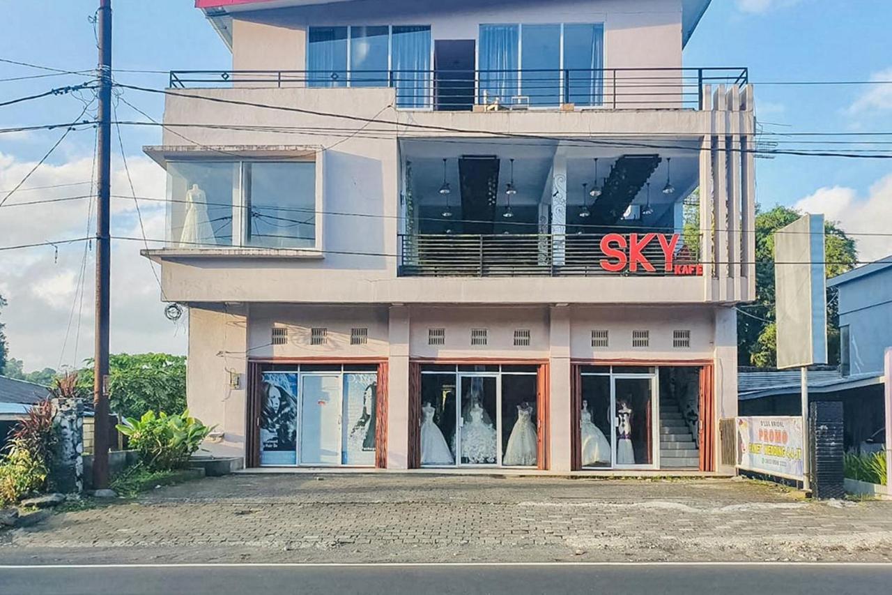 Sky Residence Tomohon Mitra Reddoorz Extérieur photo